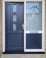 Raamfolie voordeur huisje en tekst villa met naam